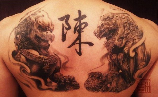 Chinese guardian lions get a modern art style in this artistic tattoo from Hong Kong studio Tattoo Temple