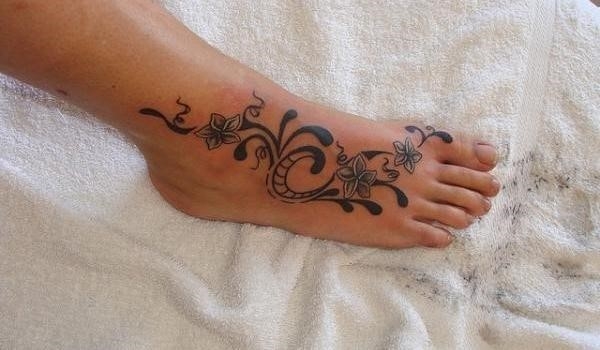 Feminine tattoo on right foot