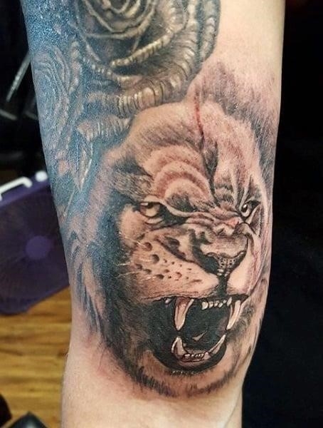Knee cap manly lion tattoos