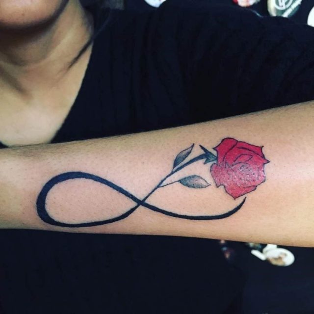 Red rose black line flowers infinity tattoo e1587708355130